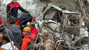 Bitlis’in Güroymak İlçesinde Dereye Düşen Hafif Ticari Araçta 3 Ölü, 5 Yaralı