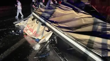 Kaza yerinde çekici ve kamyonet