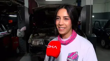 Pembe Eldivenli Genç Kadın Tamircinin İlham Verici Başarı Hikayesi