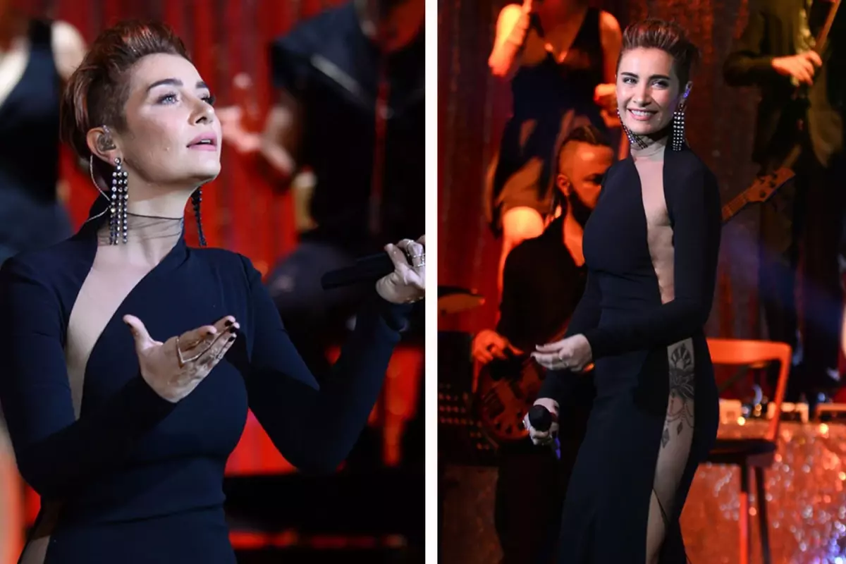 Sıla konserinde gülerek mesaj okuyor