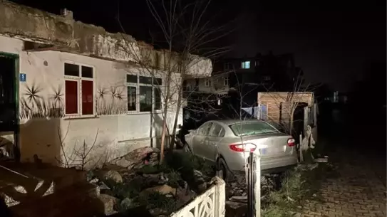 Tekirdağ’da Sürücüsüz Araç Bahçeye Çarptı, Kimse Yaralanmadı