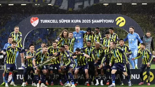 Edson Alvarez'in Ayak Bileği Operasyonu: Fenerbahçe 4-6 Hafta Sahasız Kalacak