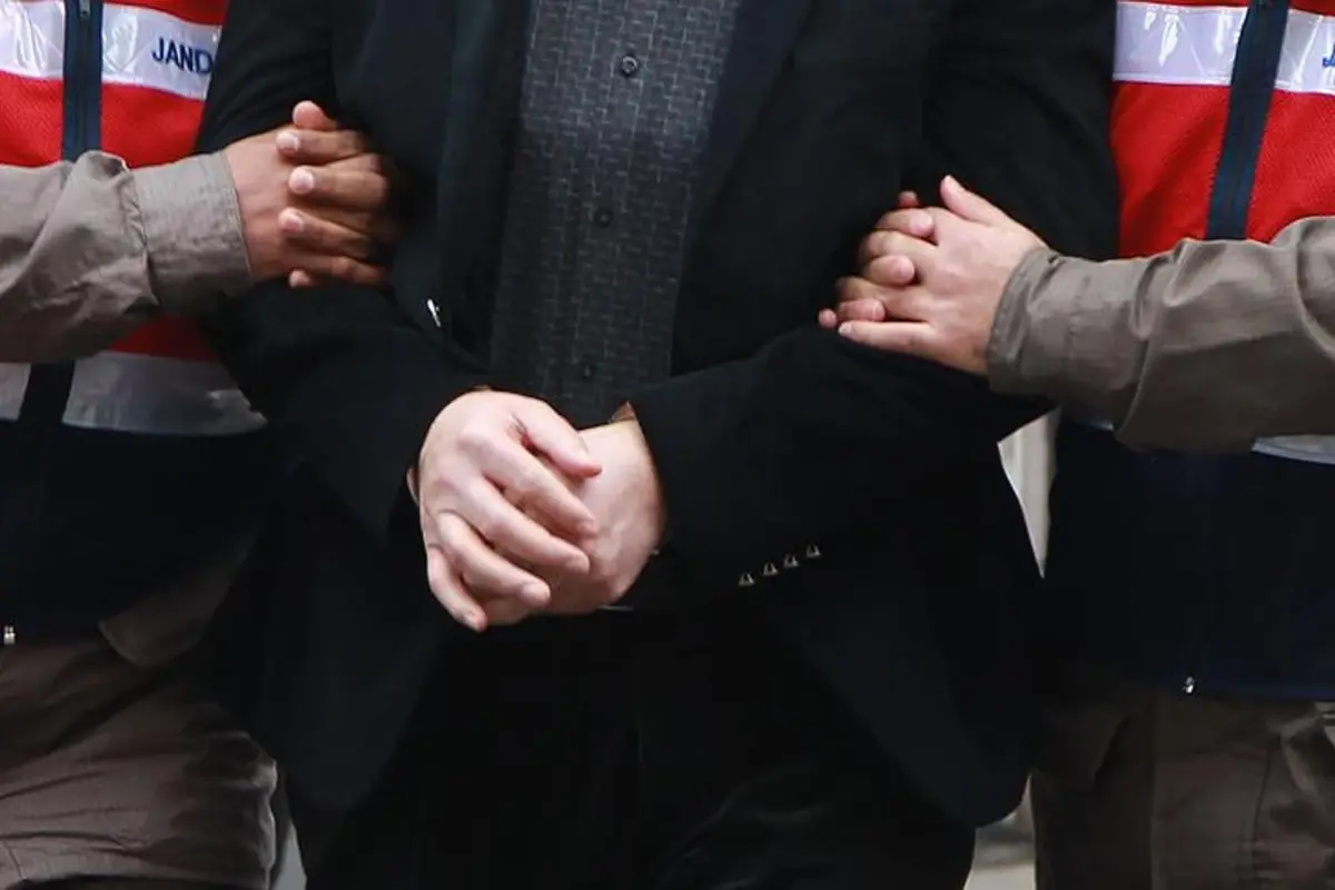 Jandarma operasyonu sırasında tutuklanan şüpheliler