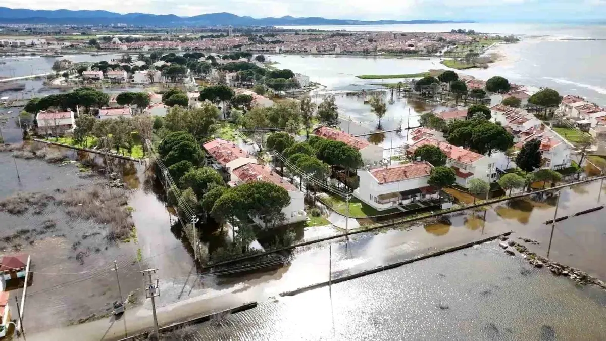 Balıkesir'in Burhaniye İlçesinde Lodos ve Yağışların Yol Açtığı Su Baskınları