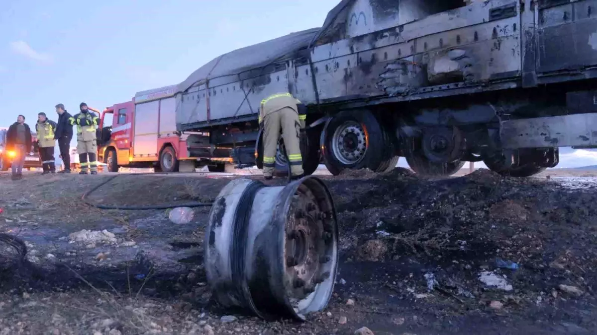 Karaman’da Mermer Yüklü Tırın Dorsesinde Çıkan Yangın Köylülerin Müdahalesiyle Söndürüldü