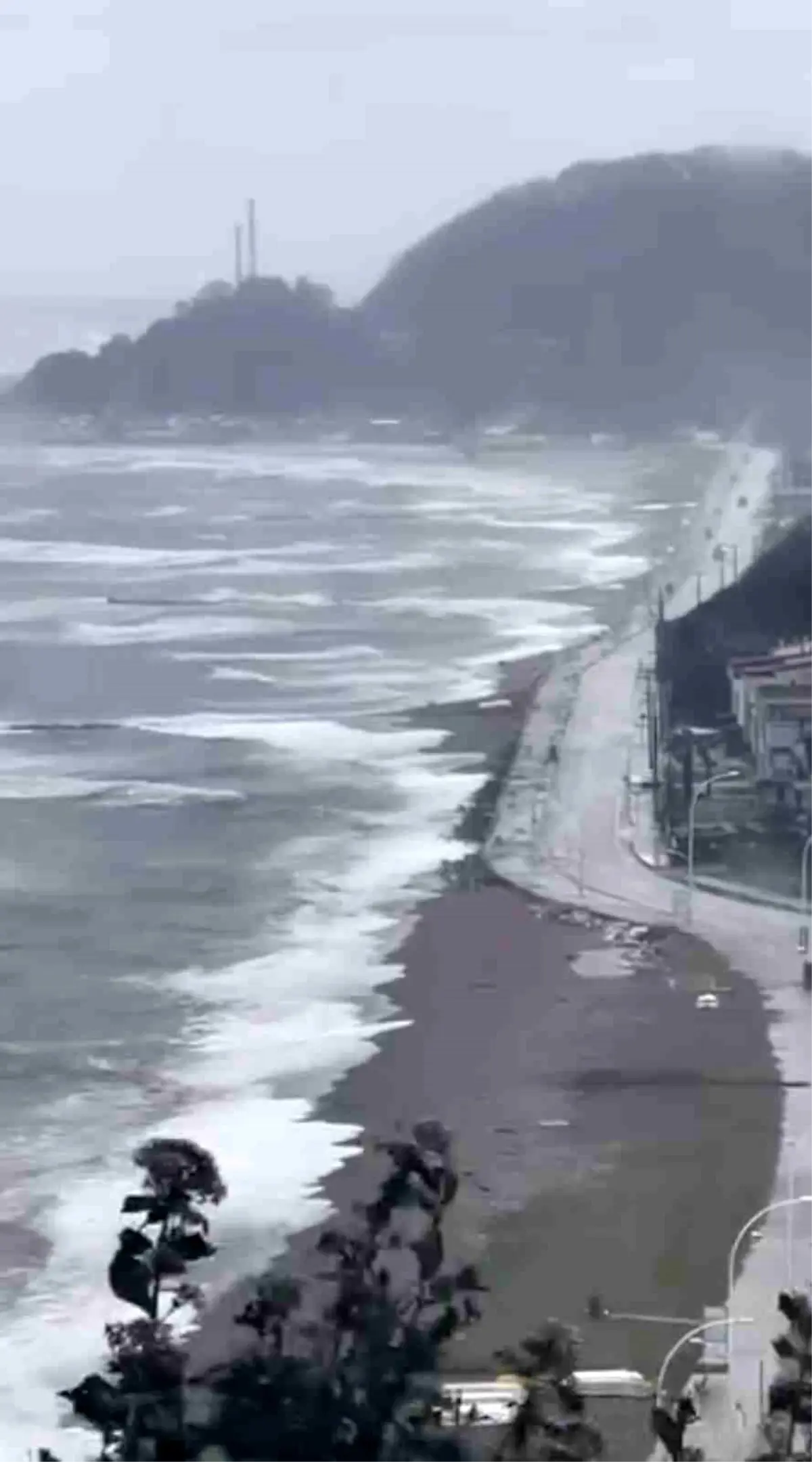 Karacabey'de Şiddetli Fırtına ve Su Taşkınları Şehri Sarsıyor