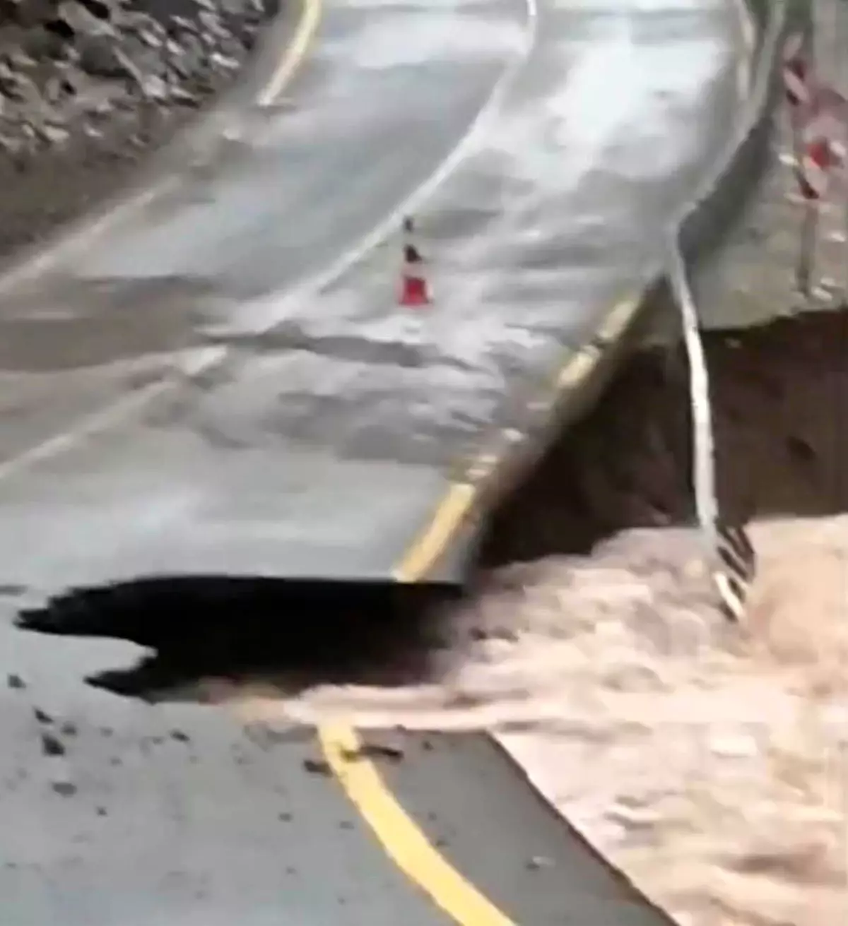 Kayseri Yahyalı’da Şiddetli Sağanak Sonrası Sel Felaketi: Mahalleler Sular Altında