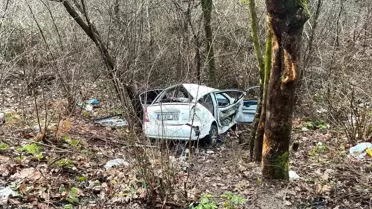 Kastamonu Cide'de Şarampole Yuvarlanan Araç 3 Yaralıyı Hastaneye Kaptı
