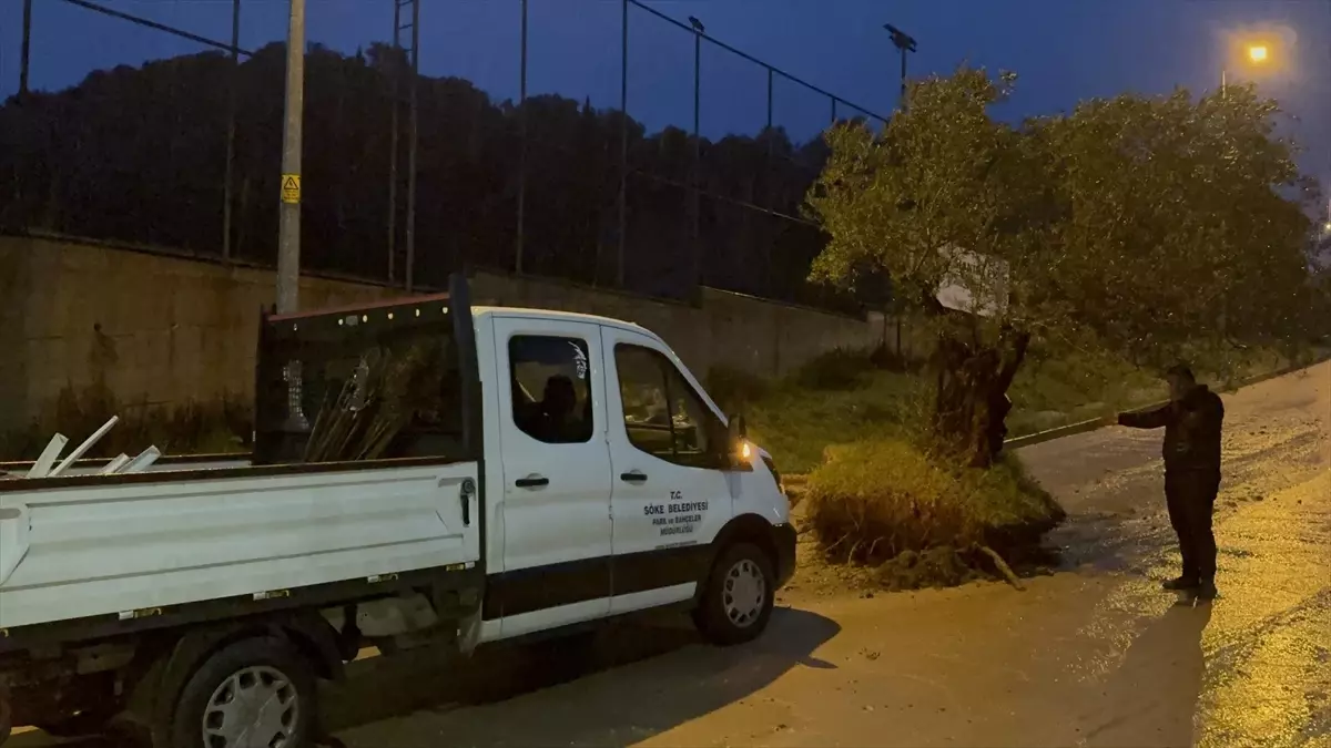 Aydın’da Şiddetli Sağanak Yağış Trafiği Felç Etti, Sokaklar Sular Altında