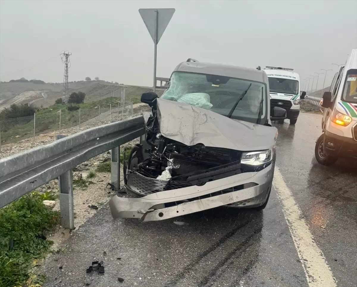 Yenipazar’da Tır ve Ticari Araç Çarpıştı: 2 Sürücü Yaralı