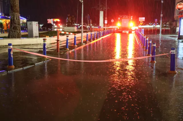 Çanakkale'de yıkılan araçlar