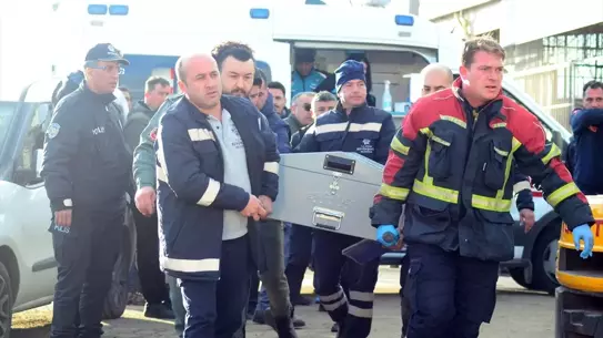 Kamyon damperi altında kalan iki işçi