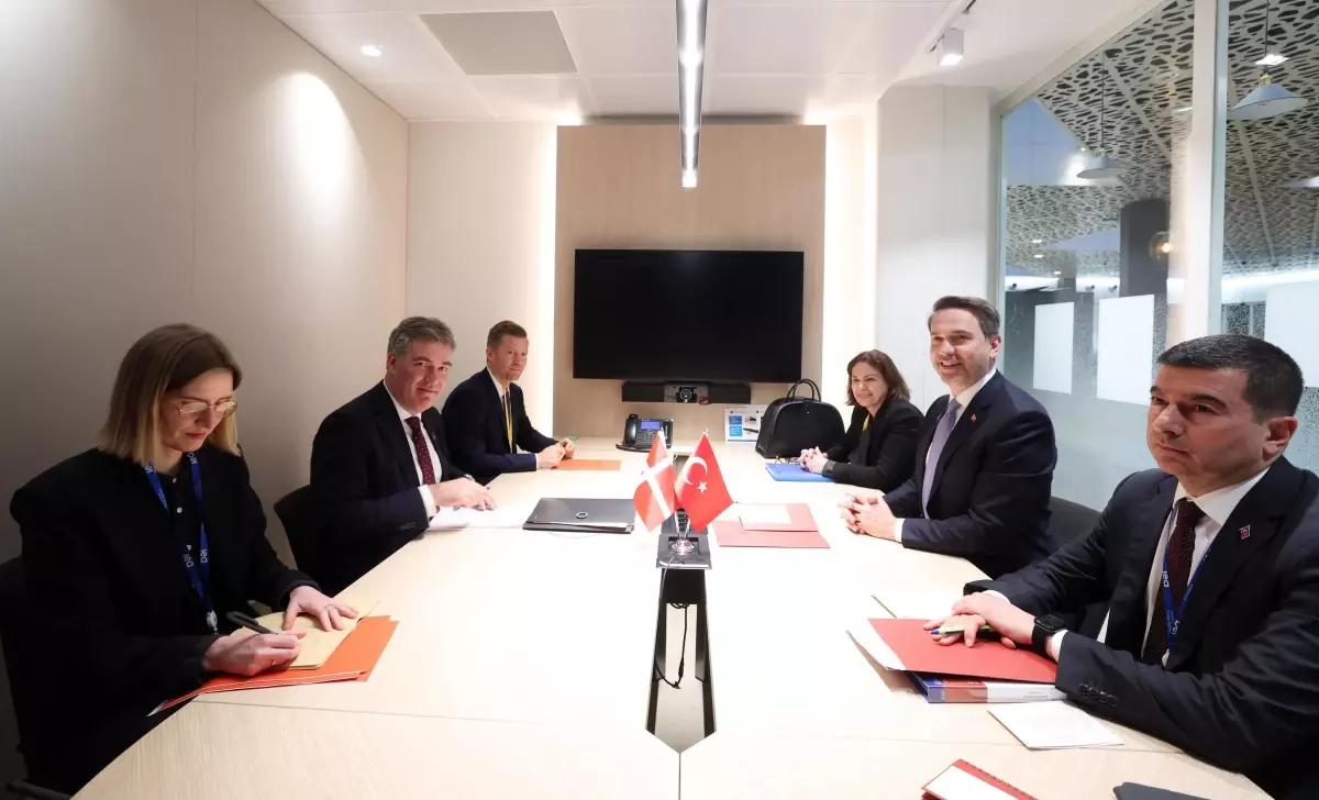 Enerji Bakanı Bayraktar, Paris'te Danimarka ile Yeşil Enerji İş Birliği Görüşmesi