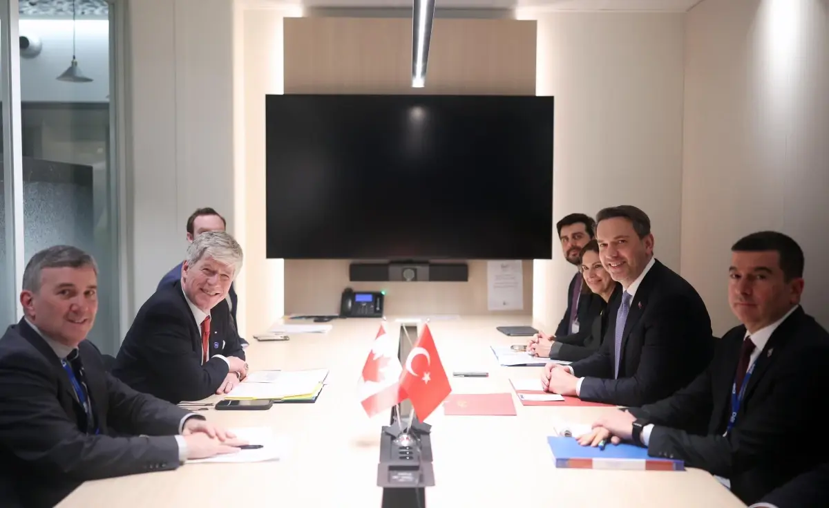 Alparslan Bayraktar, Kanada Enerji Bakanı ile Paris'te Stratejik Görüşme Gerçekleştirdi