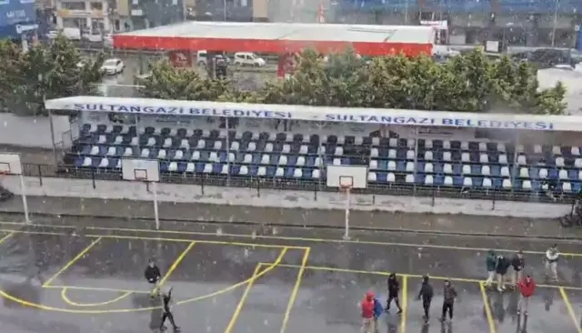 Sultangazi’de karla kaplı cadde