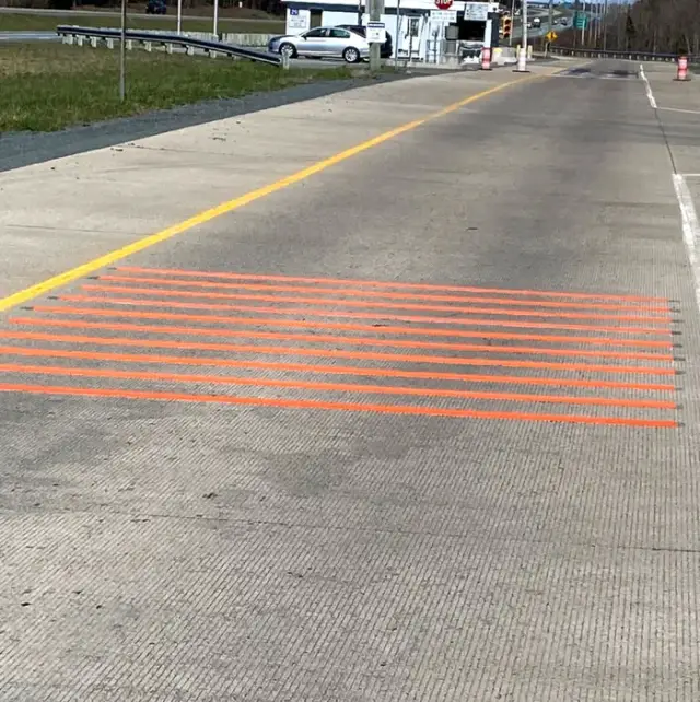 Turuncu şeritlerin yol üzerindeki konumu