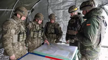 İspanyol birliklerinin 81 mm havan topu ateşlemesi