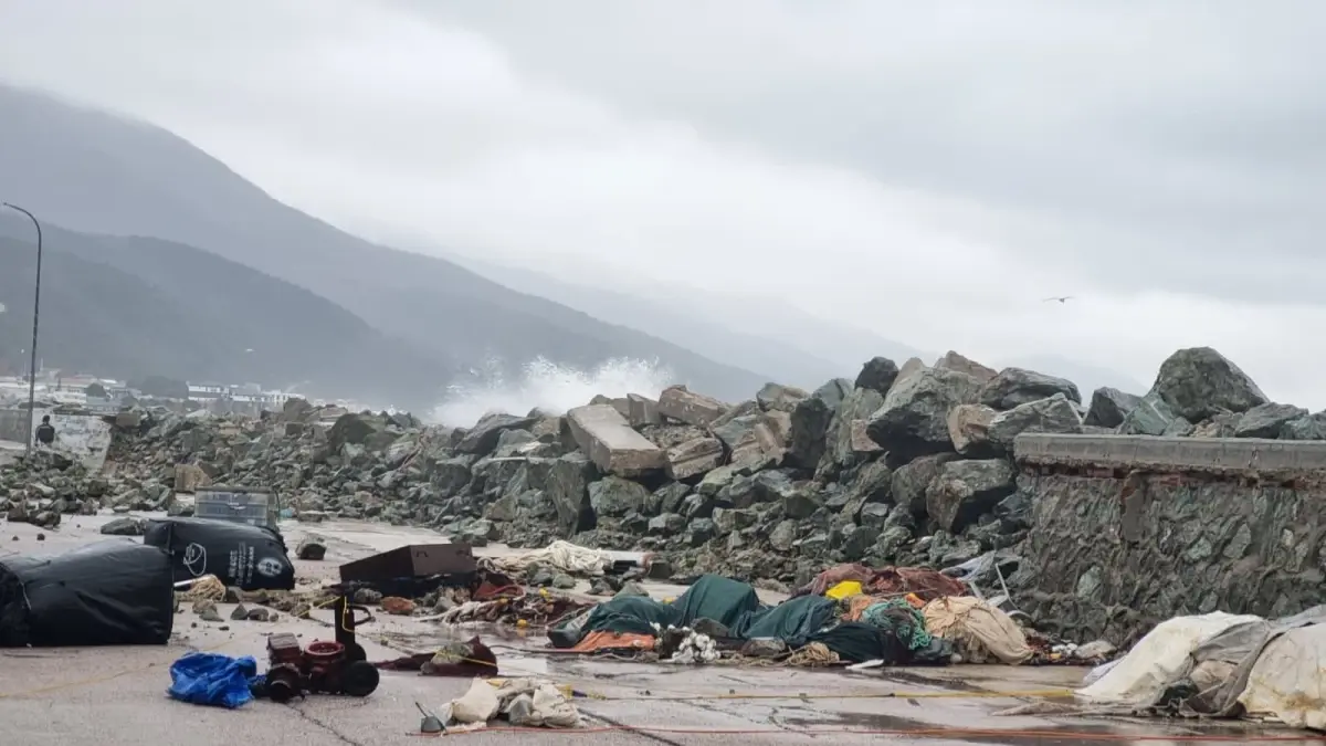 Çınarcık’ta Şiddetli Fırtına ve Yağışlar Yerel İşletmeleri Sarsıyor