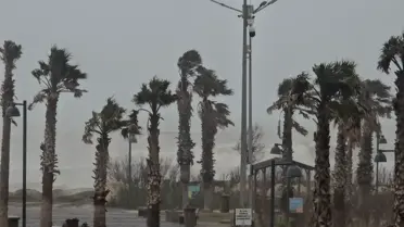 Samandağ’da Şiddetli Fırtına ve Dev Dalgalar İş Yerlerini Sarstı