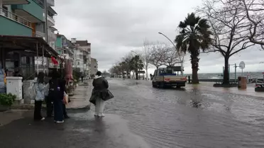 Deniz suyu sokakları kapladı