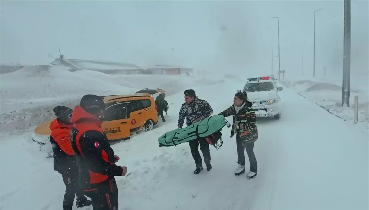 Kayseri'de Şiddetli Kar Nedeniyle Mahsur Kalan 12 Kişi AFAD'ın Hızlı Müdahalesiyle Kurtarıldı