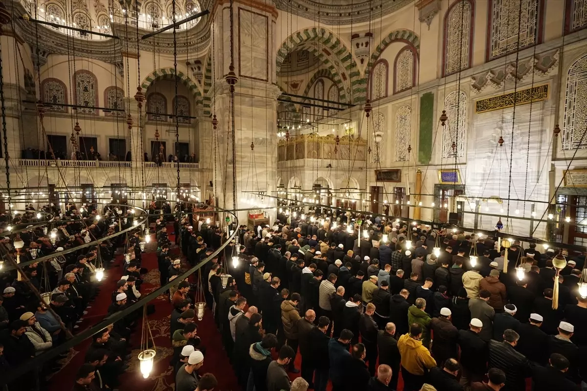 İstanbul’da Ramazan’ın İlk Teravih Namazı Camilerde Coşkuyla Kutlandı
