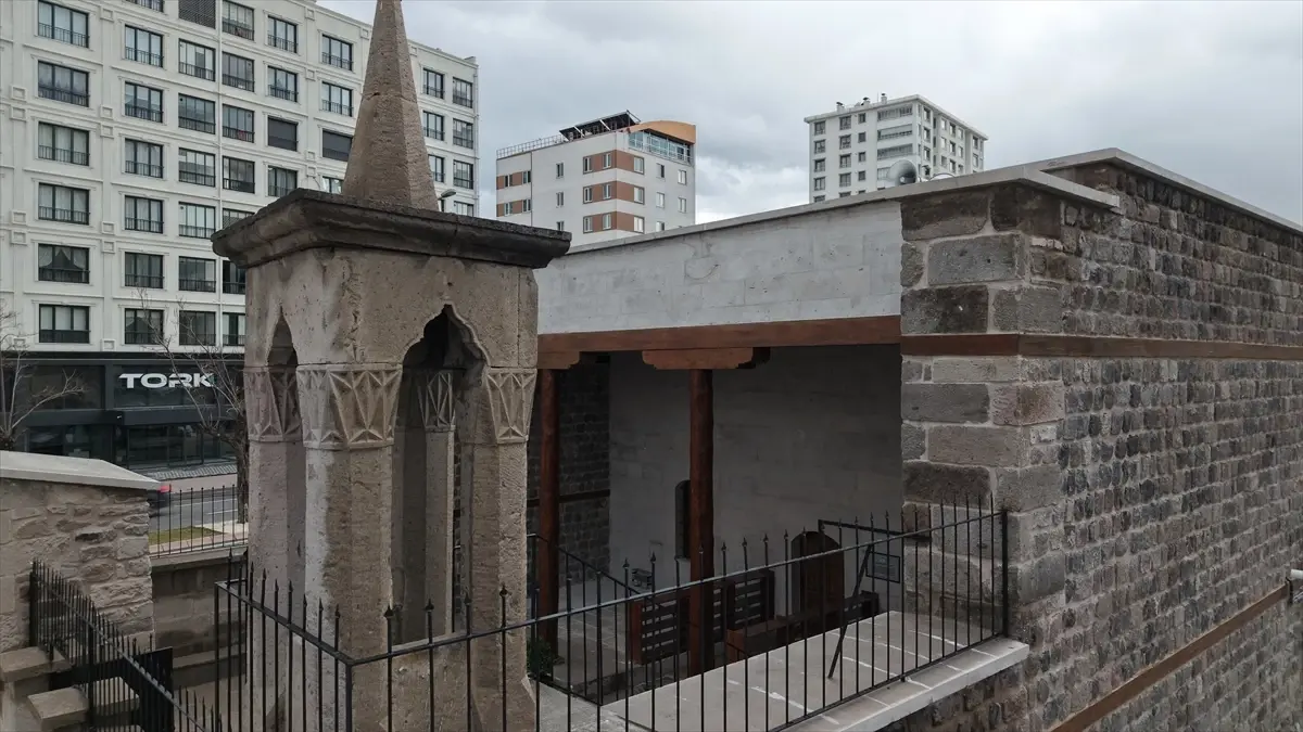 Kayseri’nin Tarihi Tasmakıran Camii Restorasyon Sonrası Teravih Namazıyla Yeniden Açıldı