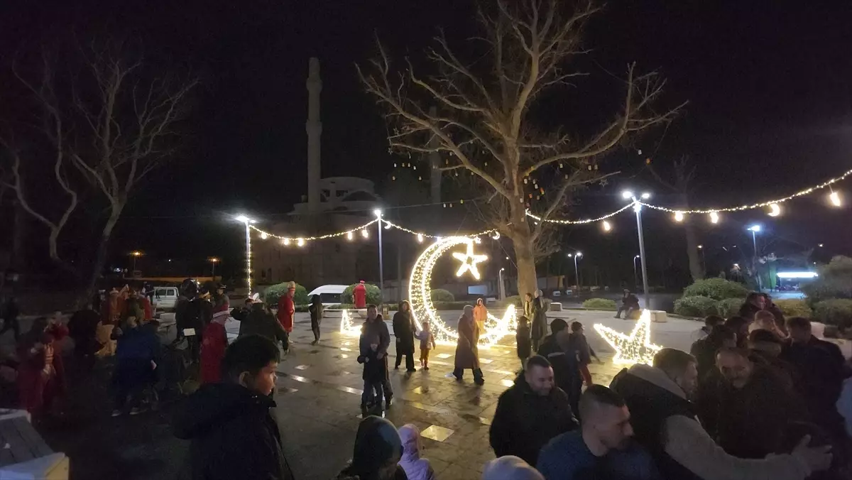 Suluova’da Ramazan Coşkusu: Mahya ve Mehteran Şöleni Şehrin Sokaklarını Aydınlattı