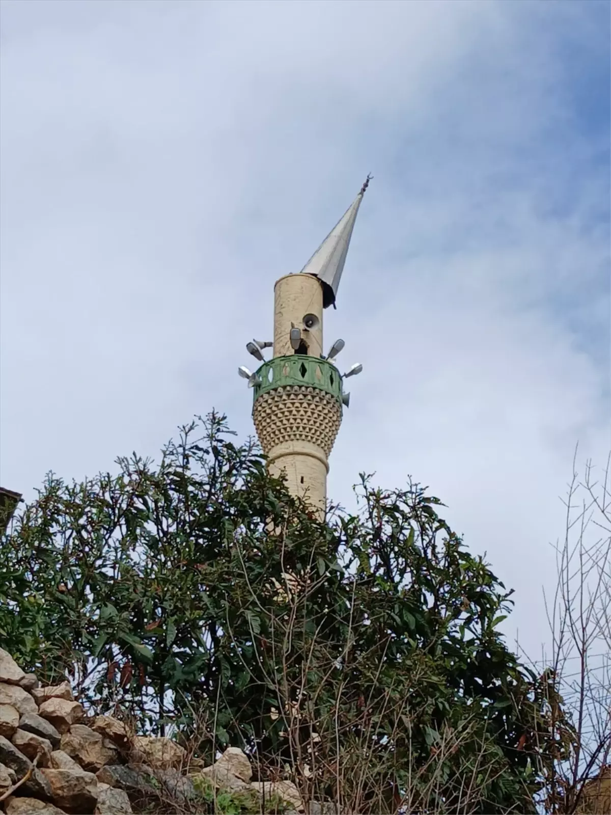 Tarsus’ta Şiddetli Rüzgar Camii Minaresine Zarar Verdi