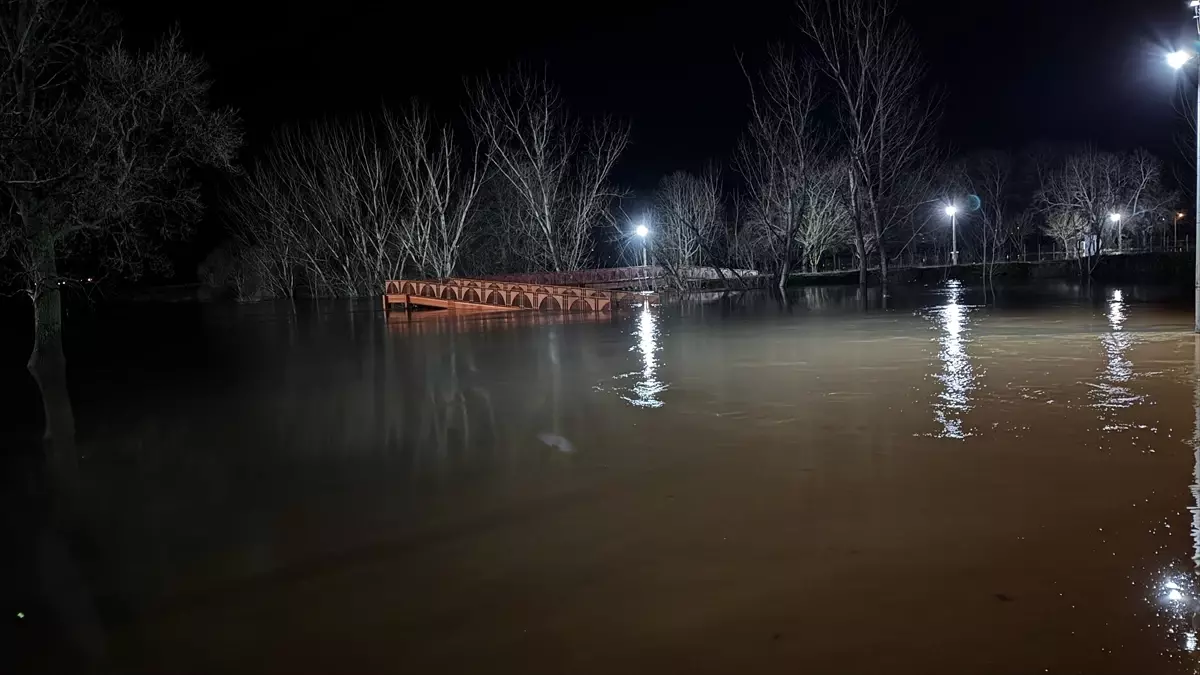Edirne'de Tunca Nehri Su Seviyesi Yükseldi, Kırmızı Uyarı ve Köprü Kapamaları