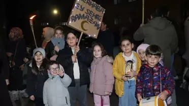 Fener alayı sırasında öğrencilerin neşesi