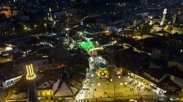 Ramazan ışıklarıyla süslenmiş Baščaršija