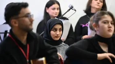 Cumayeri'de Kadın ve Gençlerden Oluşan Koro, Şehrin Sokaklarını Müzikle Doldurdu