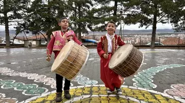 Öğrencilerin davul çalarken ve mani söylerken görüntüsü
