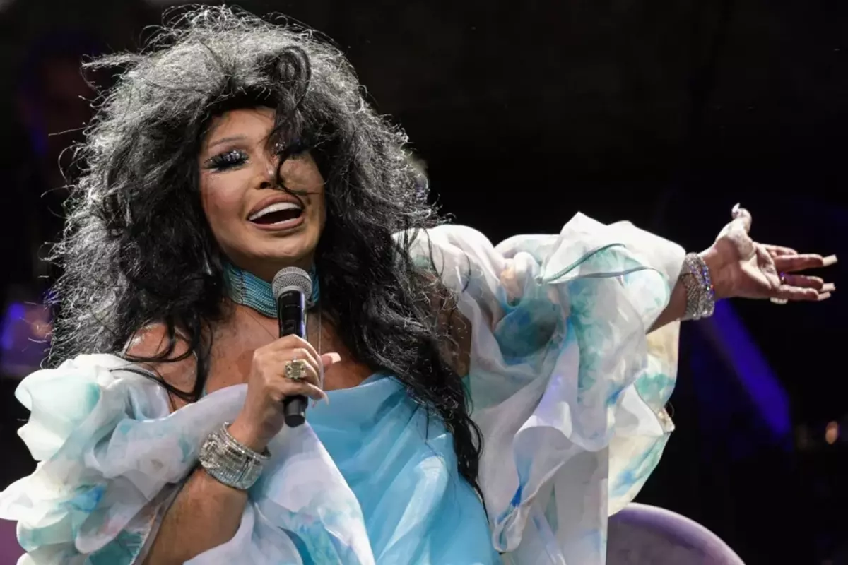 Bülent Ersoy'dan Ramazan Sürprizi: Işıltılı Peçetelik Hediyesi