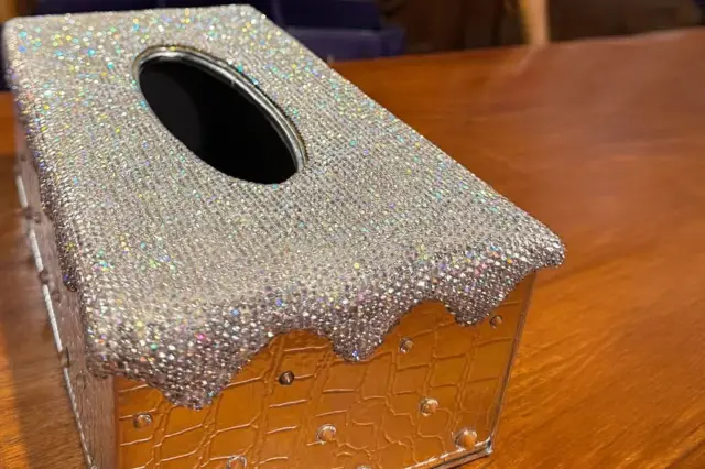 Işıltılı peçetelik yakından gösterim