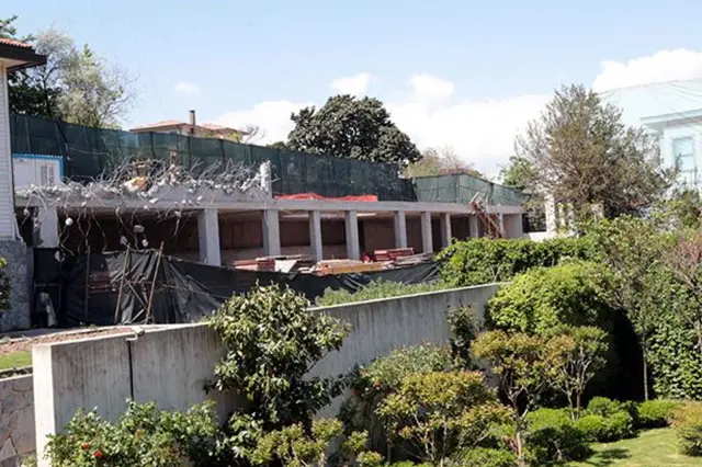 Yalıların bahçe ve deniz manzarası