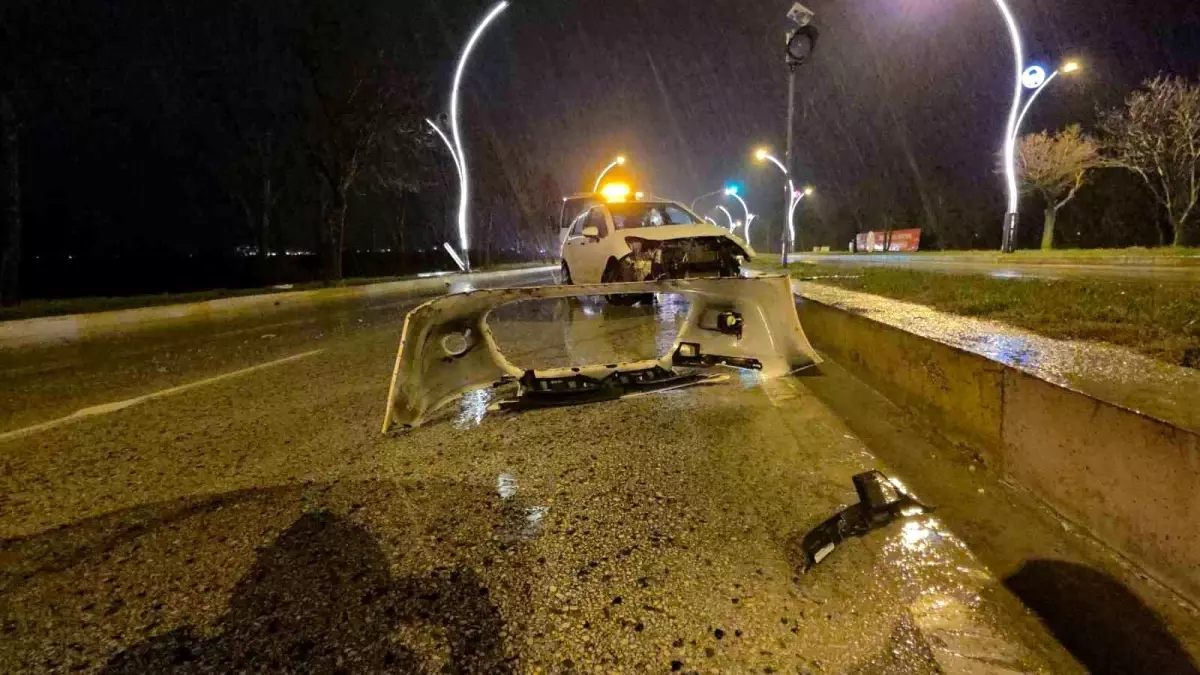 Edirne'de Şiddetli Sağanak, Otomobil Kazasına Yol Açtı