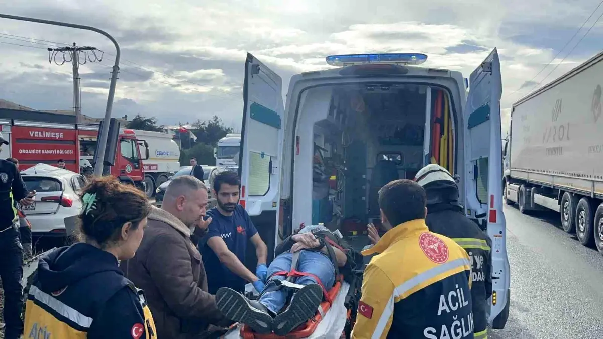 Tekirdağ’da Kırmızı Işıkta Tır ve Otomobil Çarpışması: Sürücü Ağır Yaralı