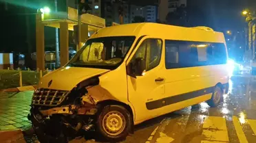 Kozan’da Trafik Kazası: Otomobil ve Minibüs Çarpıştı