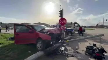 Amasya’da İki Araç Çarpıştı: 2 Yaralı ve Sinyalizasyon Direği Devrildi