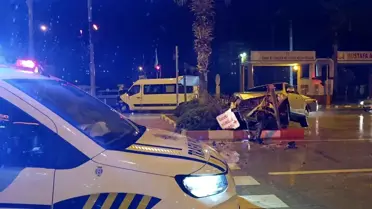 Kozan’da minibüs ve otomobil çarpışması sonrası fotoğraf