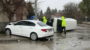 Seydişehir'de Otomobil ve Minibüs Çarpışması: 3 Kişi Yaralı