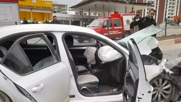 Siirt’te Belediye Otobüsüne Çarpan Araçta Üç Kişi Yaralandı