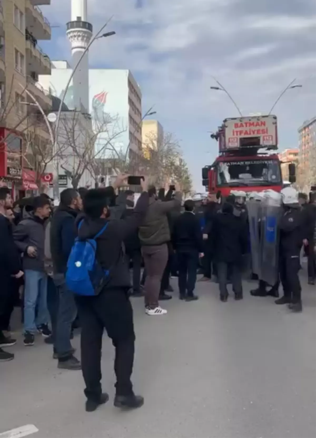 Batman’da İzin Almadan Asılan Pankartlar Gerginliğe Yol Açtı