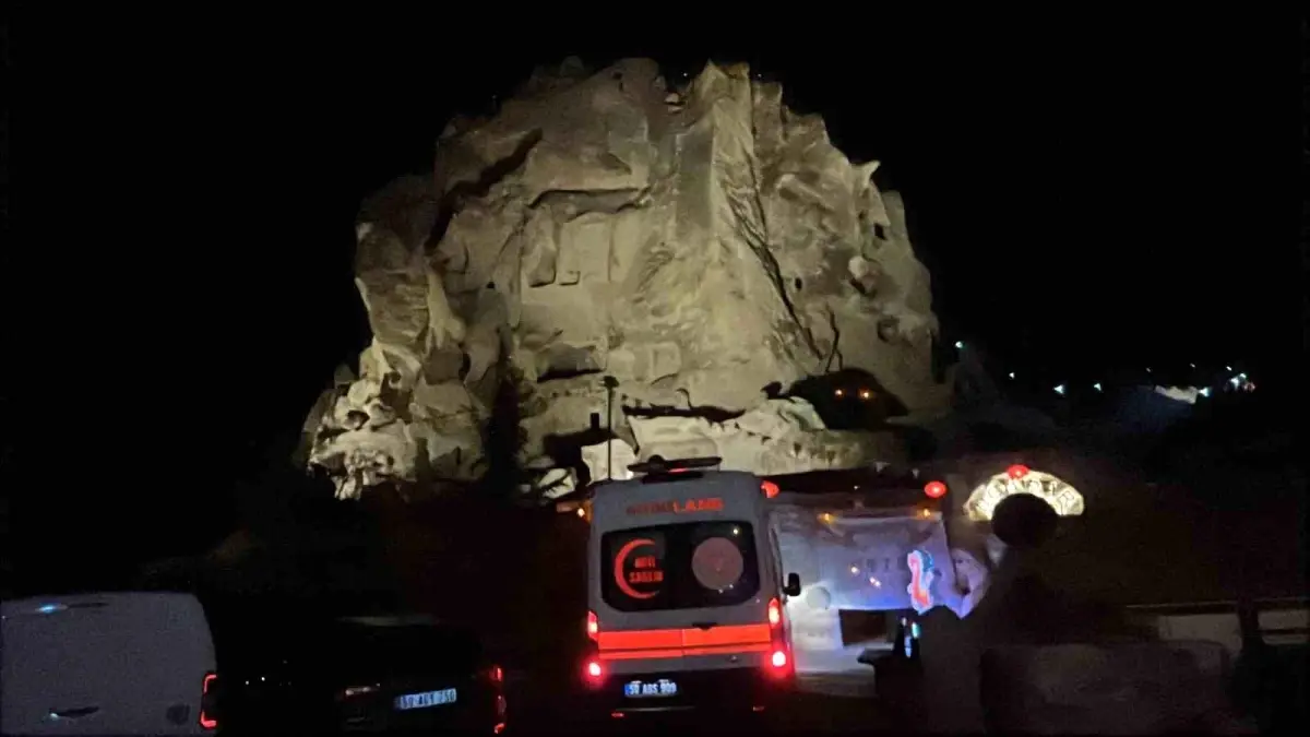 Uçhisar Kalesi'nde yardım eden yabancı turistler