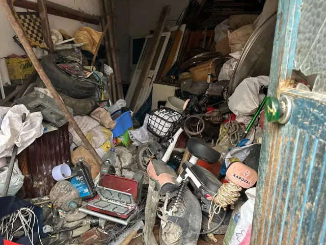 Temizlik ekipleri çöpü kamyonlara yüklüyor