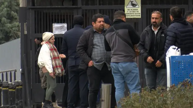 Olay yerinde toplanan polis ekipleri