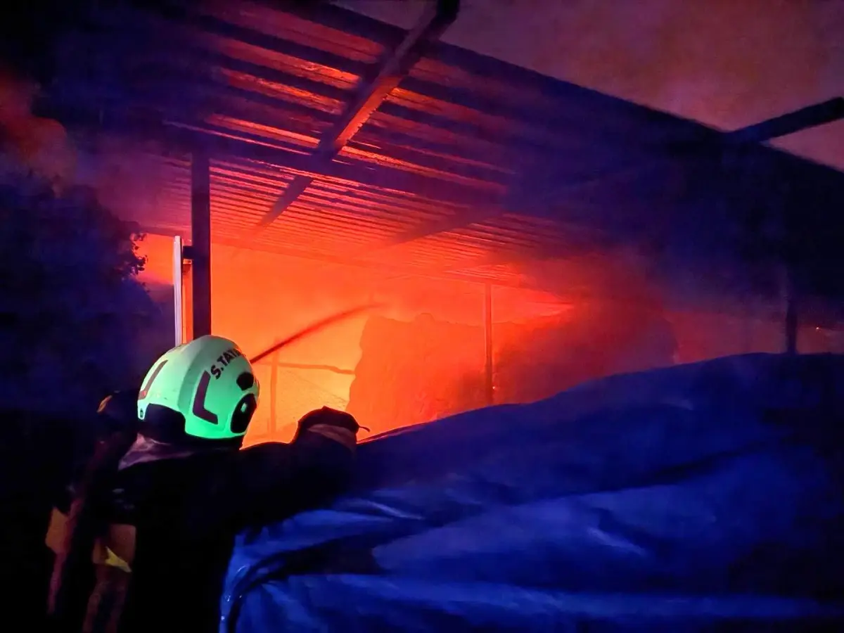 Hatay'ın Kırıkhan İlçesinde Samanlık Yangını Hızlı Müdahale ile Söndürüldü