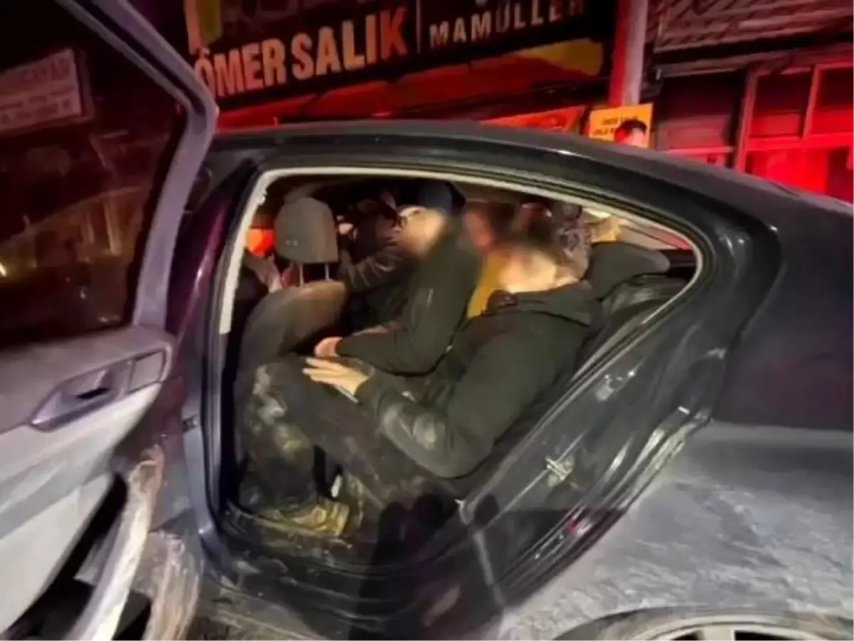 Hatay’da yakalanan insan kaçakçısı ve kaçak göçmenler